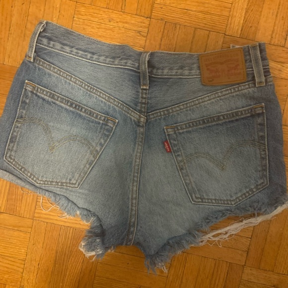 Levi’s women’s shorts. Waist 27 but runs tight - Picture 2 of 3